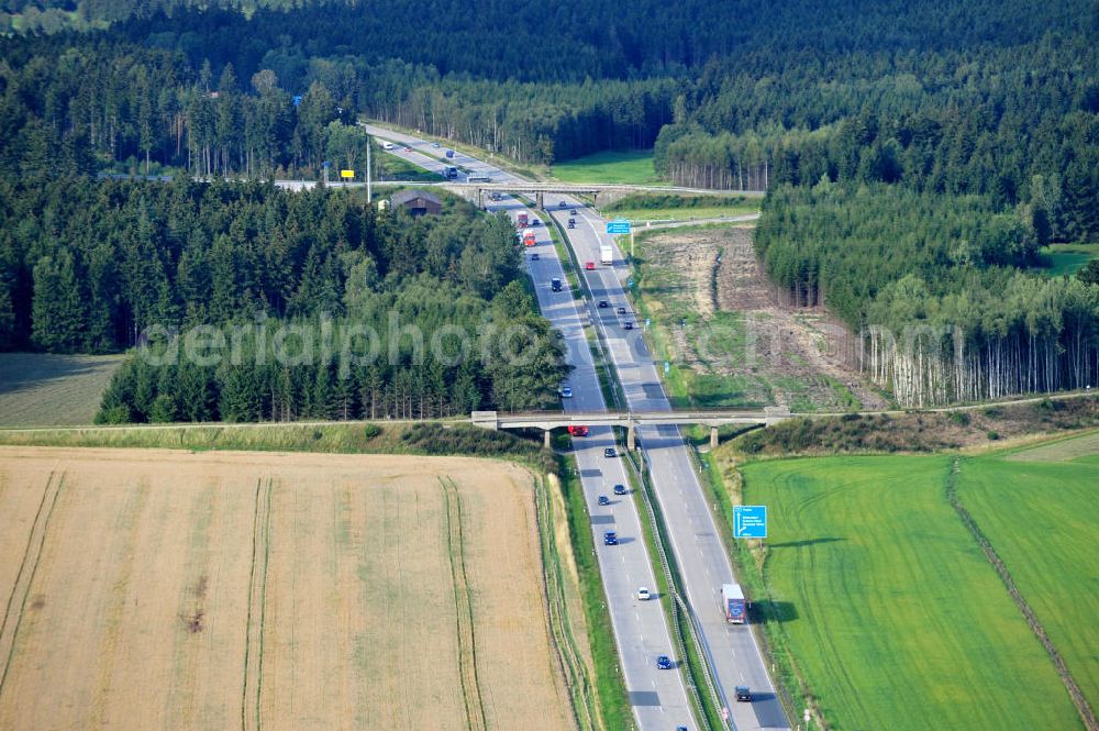 Aerial photograph Dittersdorf - Bauwerke und Streckenführung der BAB Bundesautobahn A9 mit bisher vier Fahrstreifen. Derzeit laufen Vorbereitungsarbeiten für den sechsspurigen Ausbau der Autobahn 9 zwischen Triptis und Schleiz durch das deutsch-französisches Konsortium EUROVIA VINCI. Es ist das letzte Projekt im Rahmen des Verkehrsprojekt Deutsche Einheit Nummer zwölf der DEGES. Buildings and route of the motorway A9.