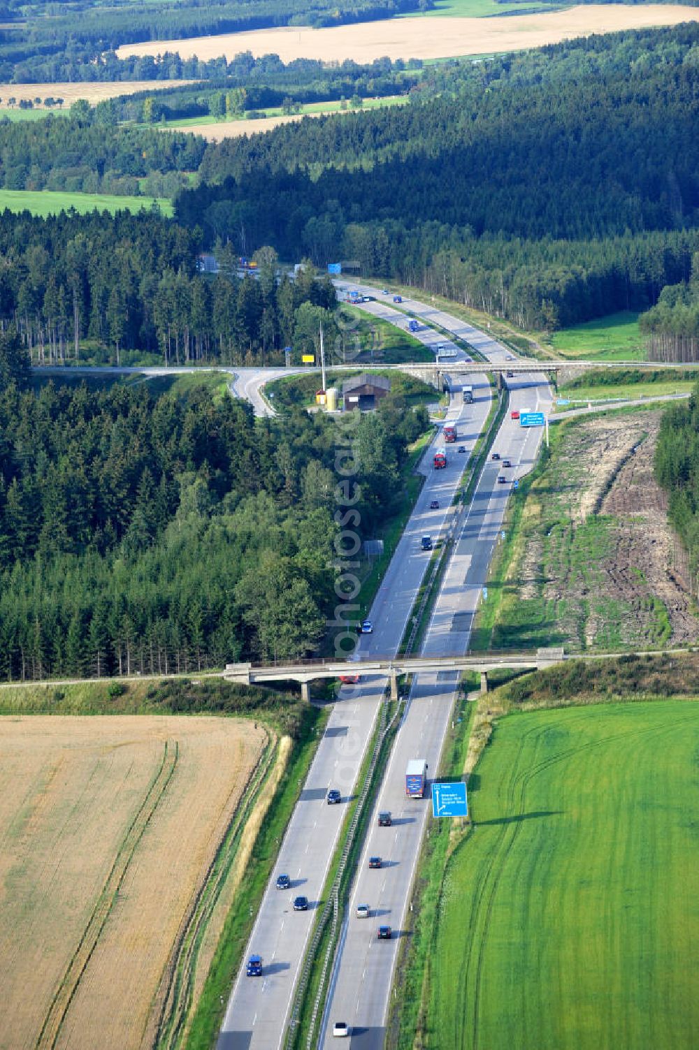 Dittersdorf from the bird's eye view: Bauwerke und Streckenführung der BAB Bundesautobahn A9 mit bisher vier Fahrstreifen. Derzeit laufen Vorbereitungsarbeiten für den sechsspurigen Ausbau der Autobahn 9 zwischen Triptis und Schleiz durch das deutsch-französisches Konsortium EUROVIA VINCI. Es ist das letzte Projekt im Rahmen des Verkehrsprojekt Deutsche Einheit Nummer zwölf der DEGES. Buildings and route of the motorway A9.