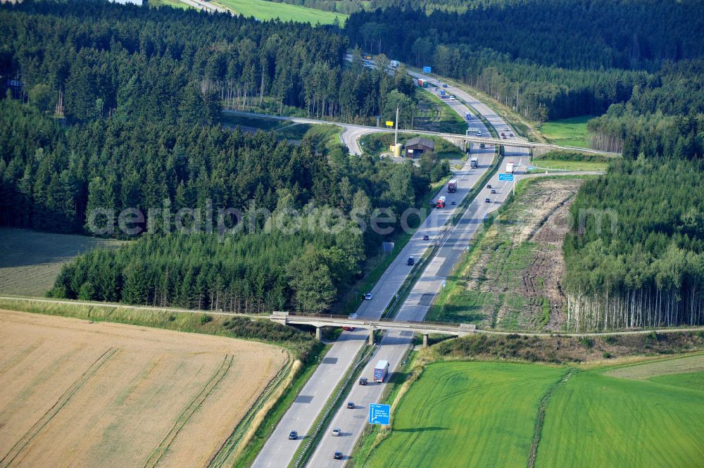 Aerial image Dittersdorf - Bauwerke und Streckenführung der BAB Bundesautobahn A9 mit bisher vier Fahrstreifen. Derzeit laufen Vorbereitungsarbeiten für den sechsspurigen Ausbau der Autobahn 9 zwischen Triptis und Schleiz durch das deutsch-französisches Konsortium EUROVIA VINCI. Es ist das letzte Projekt im Rahmen des Verkehrsprojekt Deutsche Einheit Nummer zwölf der DEGES. Buildings and route of the motorway A9.