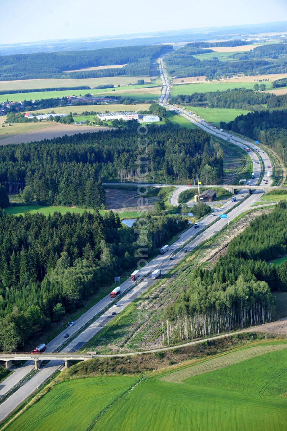 Aerial photograph Dittersdorf - Bauwerke und Streckenführung der BAB Bundesautobahn A9 mit bisher vier Fahrstreifen. Derzeit laufen Vorbereitungsarbeiten für den sechsspurigen Ausbau der Autobahn 9 zwischen Triptis und Schleiz durch das deutsch-französisches Konsortium EUROVIA VINCI. Es ist das letzte Projekt im Rahmen des Verkehrsprojekt Deutsche Einheit Nummer zwölf der DEGES. Buildings and route of the motorway A9.