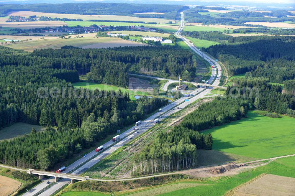 Dittersdorf from above - Bauwerke und Streckenführung der BAB Bundesautobahn A9 mit bisher vier Fahrstreifen. Derzeit laufen Vorbereitungsarbeiten für den sechsspurigen Ausbau der Autobahn 9 zwischen Triptis und Schleiz durch das deutsch-französisches Konsortium EUROVIA VINCI. Es ist das letzte Projekt im Rahmen des Verkehrsprojekt Deutsche Einheit Nummer zwölf der DEGES. Buildings and route of the motorway A9.