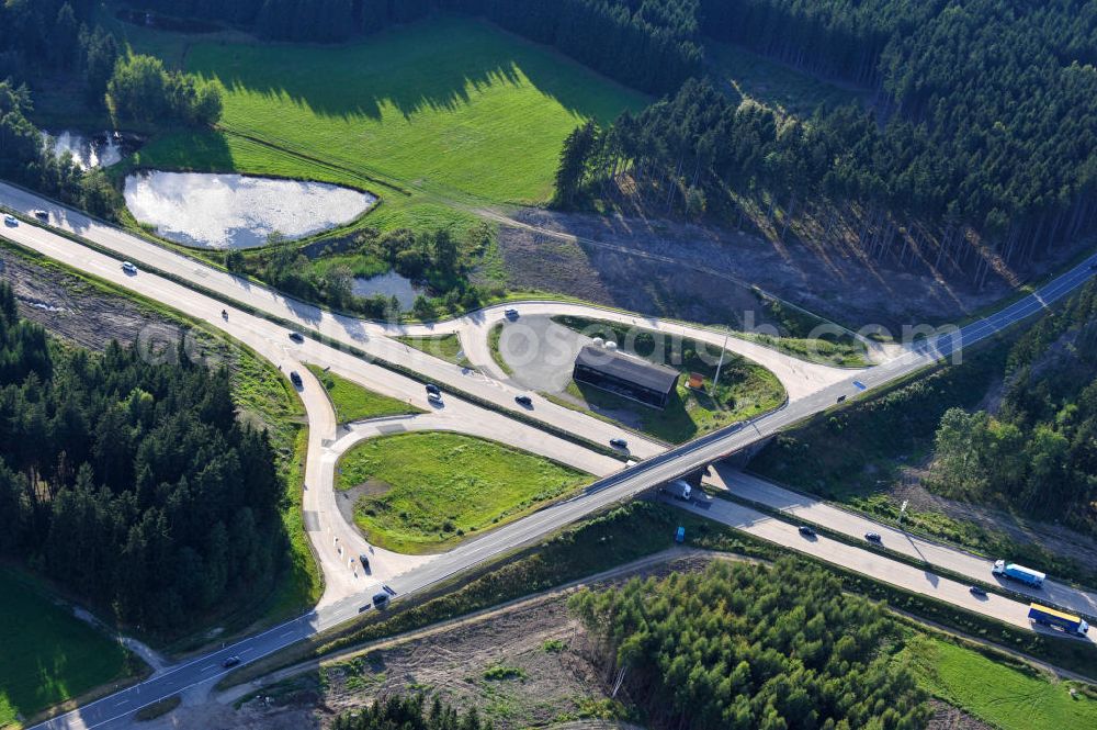 Dittersdorf from the bird's eye view: Bauwerke und Streckenführung der BAB Bundesautobahn A9 mit bisher vier Fahrstreifen. Derzeit laufen Vorbereitungsarbeiten für den sechsspurigen Ausbau der Autobahn 9 zwischen Triptis und Schleiz durch das deutsch-französisches Konsortium EUROVIA VINCI. Es ist das letzte Projekt im Rahmen des Verkehrsprojekt Deutsche Einheit Nummer zwölf der DEGES. Buildings and route of the motorway A9.