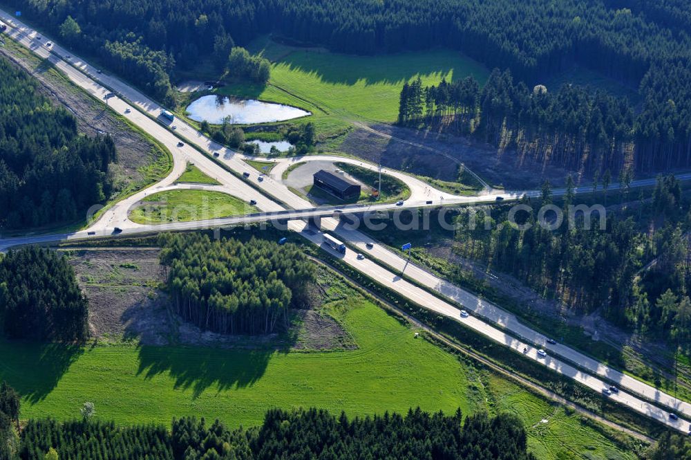 Aerial image Dittersdorf - Bauwerke und Streckenführung der BAB Bundesautobahn A9 mit bisher vier Fahrstreifen. Derzeit laufen Vorbereitungsarbeiten für den sechsspurigen Ausbau der Autobahn 9 zwischen Triptis und Schleiz durch das deutsch-französisches Konsortium EUROVIA VINCI. Es ist das letzte Projekt im Rahmen des Verkehrsprojekt Deutsche Einheit Nummer zwölf der DEGES. Buildings and route of the motorway A9.