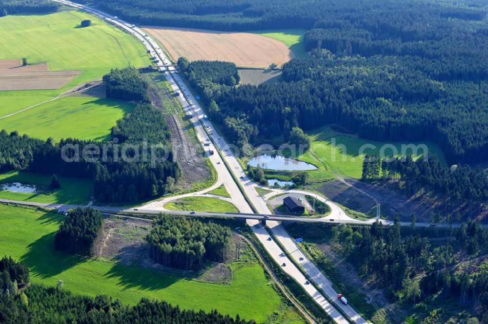 Aerial photograph Dittersdorf - Bauwerke und Streckenführung der BAB Bundesautobahn A9 mit bisher vier Fahrstreifen. Derzeit laufen Vorbereitungsarbeiten für den sechsspurigen Ausbau der Autobahn 9 zwischen Triptis und Schleiz durch das deutsch-französisches Konsortium EUROVIA VINCI. Es ist das letzte Projekt im Rahmen des Verkehrsprojekt Deutsche Einheit Nummer zwölf der DEGES. Buildings and route of the motorway A9.