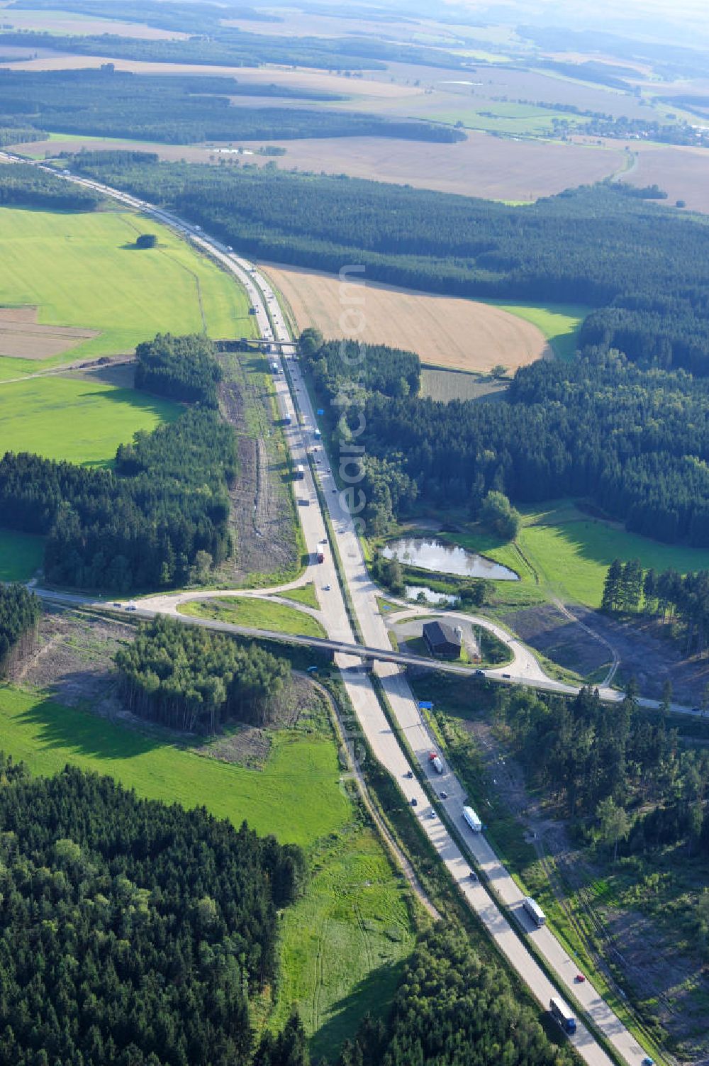 Dittersdorf from above - Bauwerke und Streckenführung der BAB Bundesautobahn A9 mit bisher vier Fahrstreifen. Derzeit laufen Vorbereitungsarbeiten für den sechsspurigen Ausbau der Autobahn 9 zwischen Triptis und Schleiz durch das deutsch-französisches Konsortium EUROVIA VINCI. Es ist das letzte Projekt im Rahmen des Verkehrsprojekt Deutsche Einheit Nummer zwölf der DEGES. Buildings and route of the motorway A9.