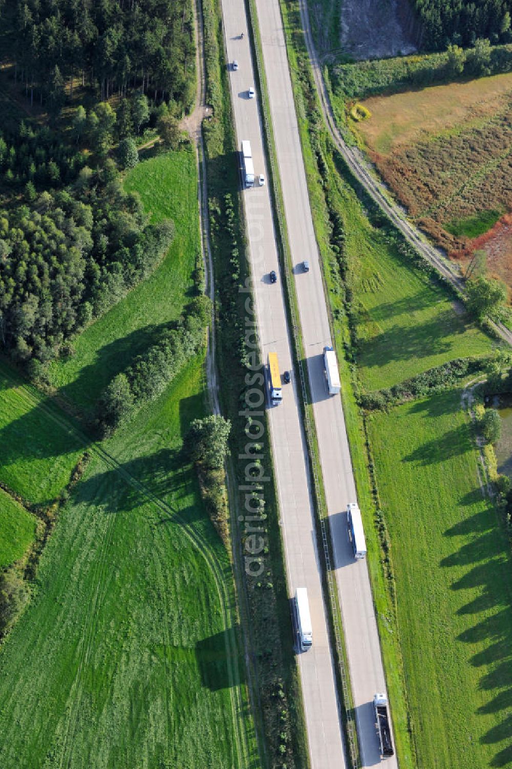 Dittersdorf from the bird's eye view: Bauwerke und Streckenführung der BAB Bundesautobahn A9 mit bisher vier Fahrstreifen. Derzeit laufen Vorbereitungsarbeiten für den sechsspurigen Ausbau der Autobahn 9 zwischen Triptis und Schleiz durch das deutsch-französisches Konsortium EUROVIA VINCI. Es ist das letzte Projekt im Rahmen des Verkehrsprojekt Deutsche Einheit Nummer zwölf der DEGES. Buildings and route of the motorway A9.