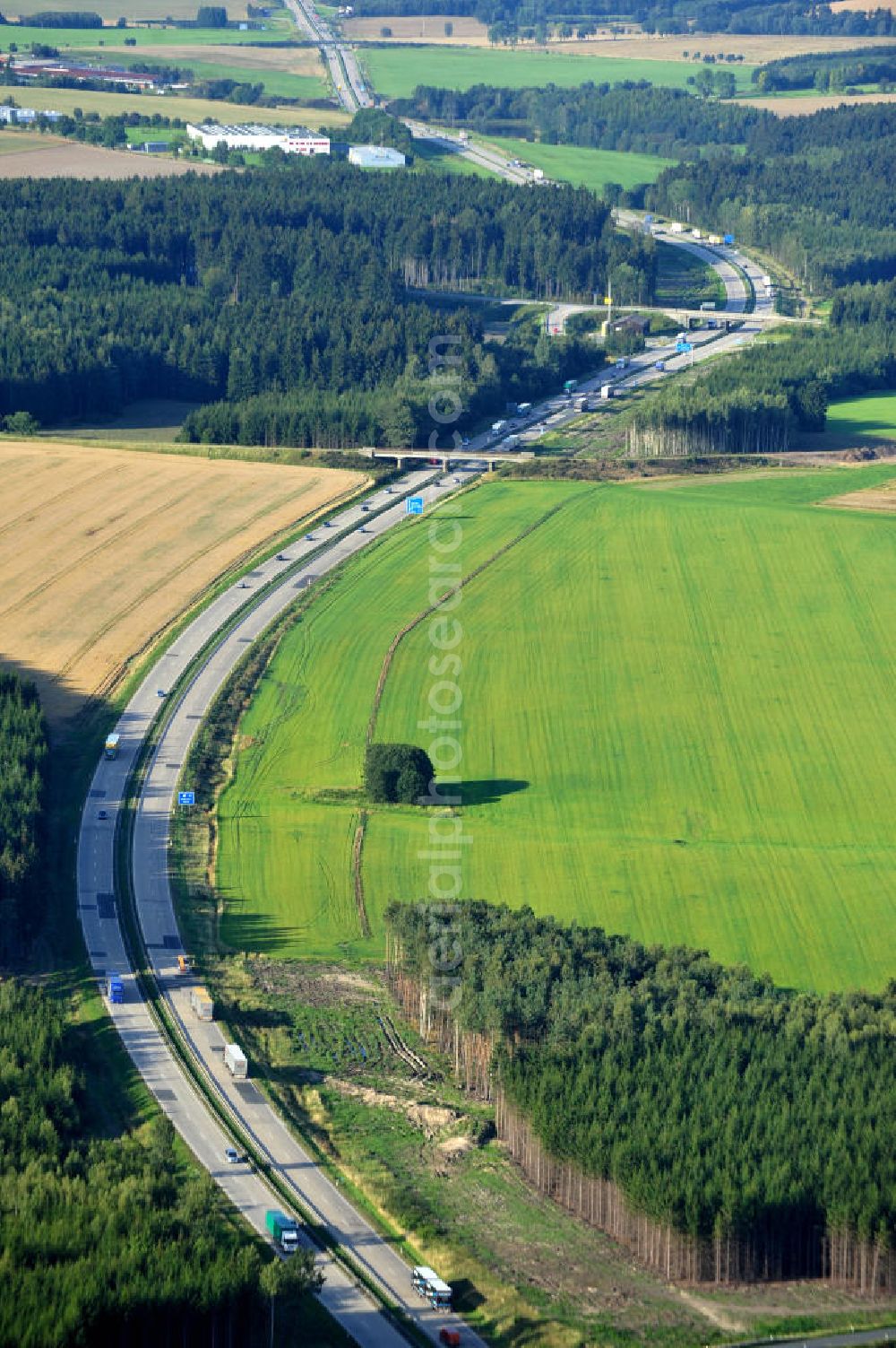 Aerial image Dittersdorf - Bauwerke und Streckenführung der BAB Bundesautobahn A9 mit bisher vier Fahrstreifen. Derzeit laufen Vorbereitungsarbeiten für den sechsspurigen Ausbau der Autobahn 9 zwischen Triptis und Schleiz durch das deutsch-französisches Konsortium EUROVIA VINCI. Es ist das letzte Projekt im Rahmen des Verkehrsprojekt Deutsche Einheit Nummer zwölf der DEGES. Buildings and route of the motorway A9.