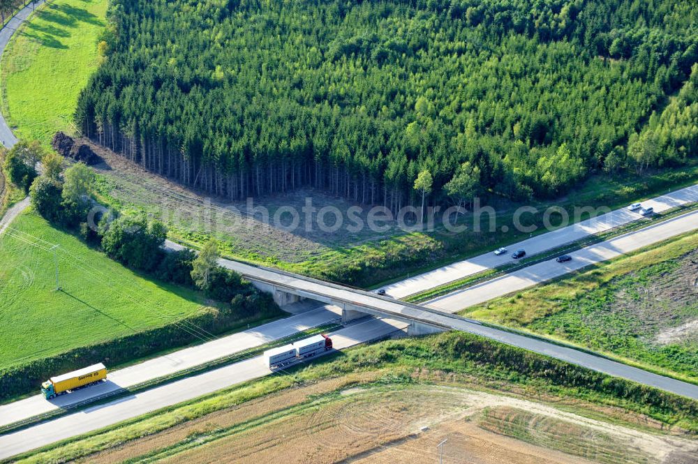 Dittersdorf from above - Bauwerke und Streckenführung der BAB Bundesautobahn A9 mit bisher vier Fahrstreifen. Derzeit laufen Vorbereitungsarbeiten für den sechsspurigen Ausbau der Autobahn 9 zwischen Triptis und Schleiz durch das deutsch-französisches Konsortium EUROVIA VINCI. Es ist das letzte Projekt im Rahmen des Verkehrsprojekt Deutsche Einheit Nummer zwölf der DEGES. Buildings and route of the motorway A9.