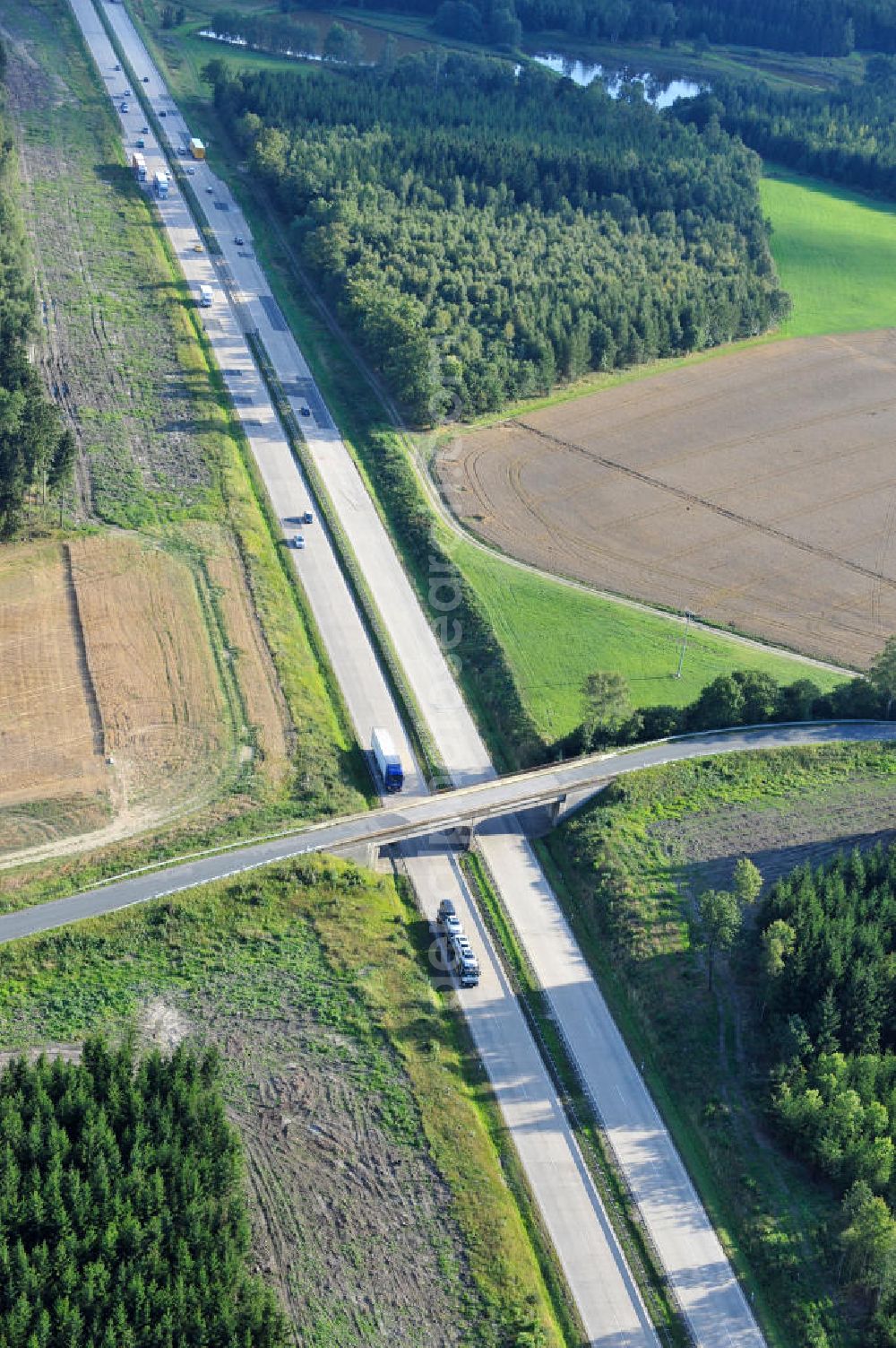 Dittersdorf from the bird's eye view: Bauwerke und Streckenführung der BAB Bundesautobahn A9 mit bisher vier Fahrstreifen. Derzeit laufen Vorbereitungsarbeiten für den sechsspurigen Ausbau der Autobahn 9 zwischen Triptis und Schleiz durch das deutsch-französisches Konsortium EUROVIA VINCI. Es ist das letzte Projekt im Rahmen des Verkehrsprojekt Deutsche Einheit Nummer zwölf der DEGES. Buildings and route of the motorway A9.