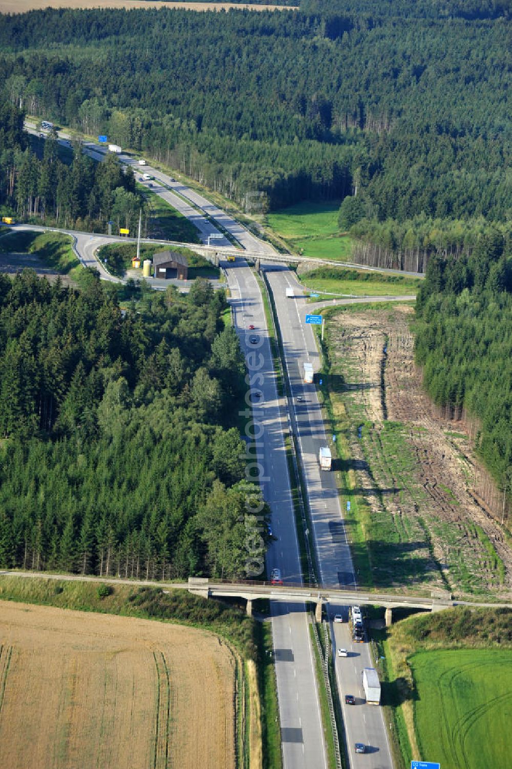 Dittersdorf from above - Bauwerke und Streckenführung der BAB Bundesautobahn A9 mit bisher vier Fahrstreifen. Derzeit laufen Vorbereitungsarbeiten für den sechsspurigen Ausbau der Autobahn 9 zwischen Triptis und Schleiz durch das deutsch-französisches Konsortium EUROVIA VINCI. Es ist das letzte Projekt im Rahmen des Verkehrsprojekt Deutsche Einheit Nummer zwölf der DEGES. Buildings and route of the motorway A9.