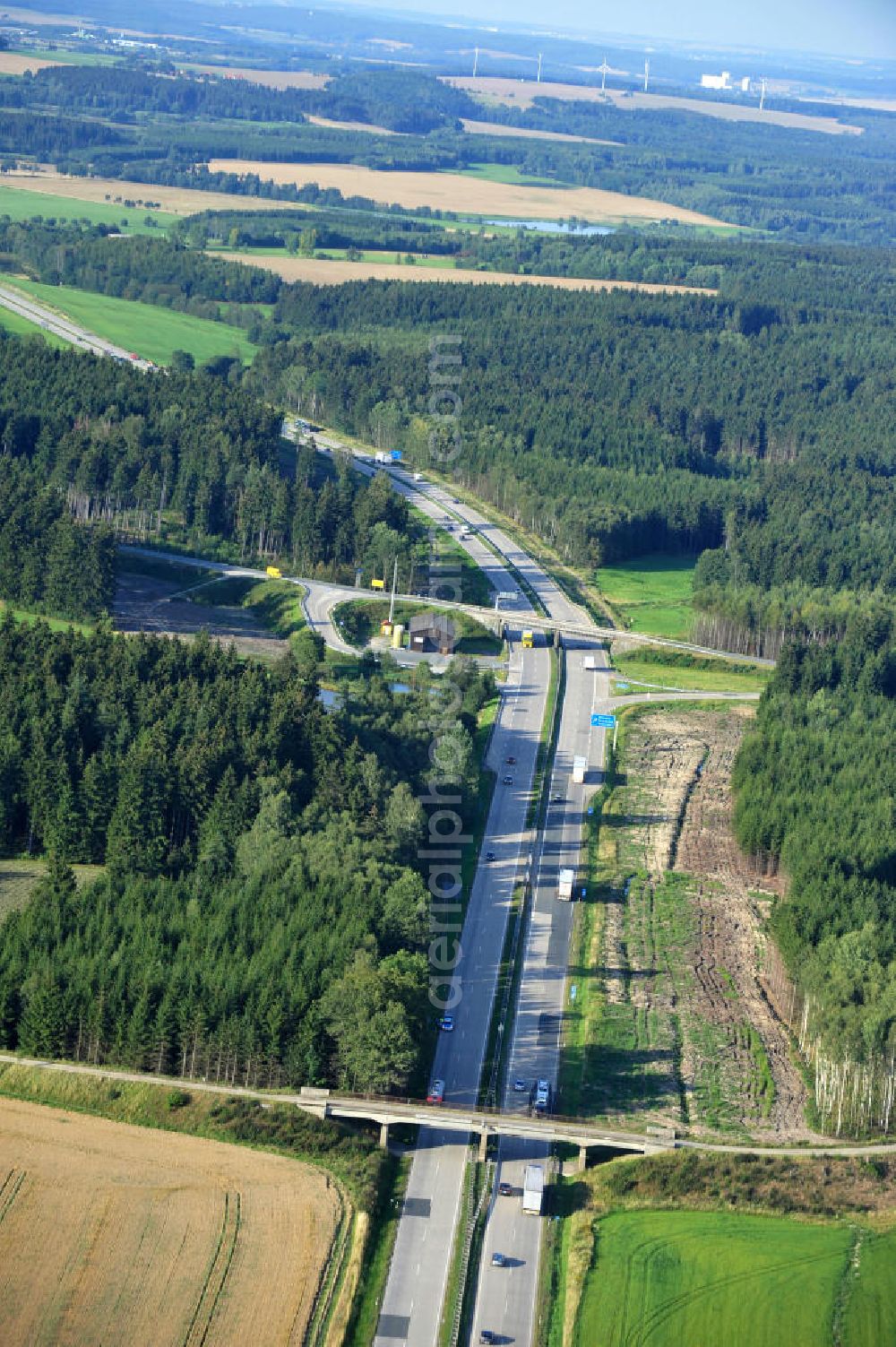 Dittersdorf from the bird's eye view: Bauwerke und Streckenführung der BAB Bundesautobahn A9 mit bisher vier Fahrstreifen. Derzeit laufen Vorbereitungsarbeiten für den sechsspurigen Ausbau der Autobahn 9 zwischen Triptis und Schleiz durch das deutsch-französisches Konsortium EUROVIA VINCI. Es ist das letzte Projekt im Rahmen des Verkehrsprojekt Deutsche Einheit Nummer zwölf der DEGES. Buildings and route of the motorway A9.