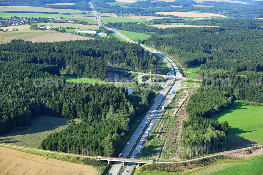 Aerial image Dittersdorf - Bauwerke und Streckenführung der BAB Bundesautobahn A9 mit bisher vier Fahrstreifen. Derzeit laufen Vorbereitungsarbeiten für den sechsspurigen Ausbau der Autobahn 9 zwischen Triptis und Schleiz durch das deutsch-französisches Konsortium EUROVIA VINCI. Es ist das letzte Projekt im Rahmen des Verkehrsprojekt Deutsche Einheit Nummer zwölf der DEGES. Buildings and route of the motorway A9.