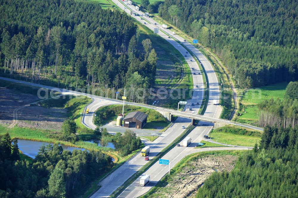 Aerial photograph Dittersdorf - Bauwerke und Streckenführung der BAB Bundesautobahn A9 mit bisher vier Fahrstreifen. Derzeit laufen Vorbereitungsarbeiten für den sechsspurigen Ausbau der Autobahn 9 zwischen Triptis und Schleiz durch das deutsch-französisches Konsortium EUROVIA VINCI. Es ist das letzte Projekt im Rahmen des Verkehrsprojekt Deutsche Einheit Nummer zwölf der DEGES. Buildings and route of the motorway A9.