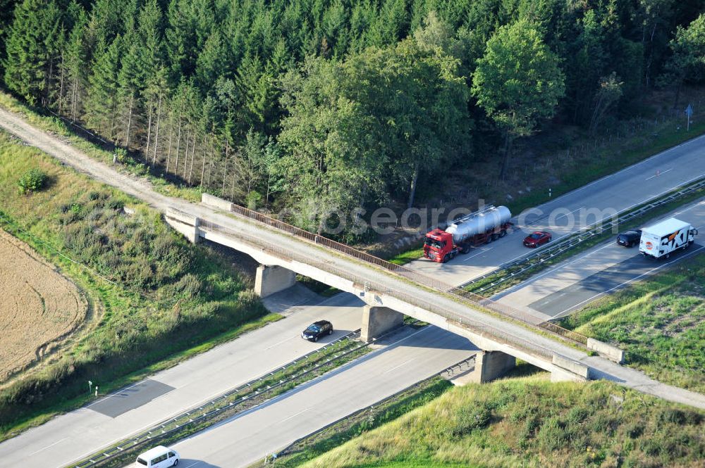 Dittersdorf from above - Bauwerke und Streckenführung der BAB Bundesautobahn A9 mit bisher vier Fahrstreifen. Derzeit laufen Vorbereitungsarbeiten für den sechsspurigen Ausbau der Autobahn 9 zwischen Triptis und Schleiz durch das deutsch-französisches Konsortium EUROVIA VINCI. Es ist das letzte Projekt im Rahmen des Verkehrsprojekt Deutsche Einheit Nummer zwölf der DEGES. Buildings and route of the motorway A9.