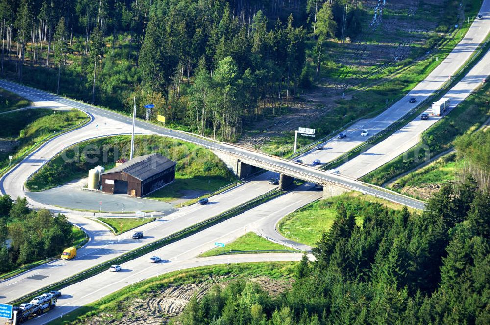 Dittersdorf from the bird's eye view: Bauwerke und Streckenführung der BAB Bundesautobahn A9 mit bisher vier Fahrstreifen. Derzeit laufen Vorbereitungsarbeiten für den sechsspurigen Ausbau der Autobahn 9 zwischen Triptis und Schleiz durch das deutsch-französisches Konsortium EUROVIA VINCI. Es ist das letzte Projekt im Rahmen des Verkehrsprojekt Deutsche Einheit Nummer zwölf der DEGES. Buildings and route of the motorway A9.