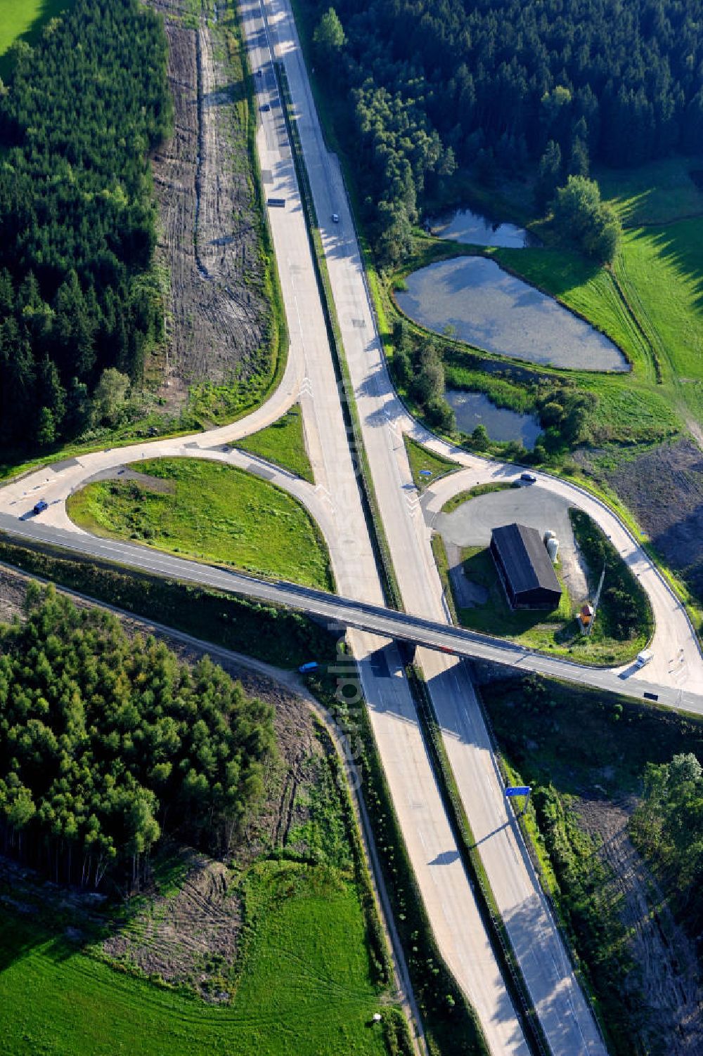 Aerial image Dittersdorf - Bauwerke und Streckenführung der BAB Bundesautobahn A9 mit bisher vier Fahrstreifen. Derzeit laufen Vorbereitungsarbeiten für den sechsspurigen Ausbau der Autobahn 9 zwischen Triptis und Schleiz durch das deutsch-französisches Konsortium EUROVIA VINCI. Es ist das letzte Projekt im Rahmen des Verkehrsprojekt Deutsche Einheit Nummer zwölf der DEGES. Buildings and route of the motorway A9.