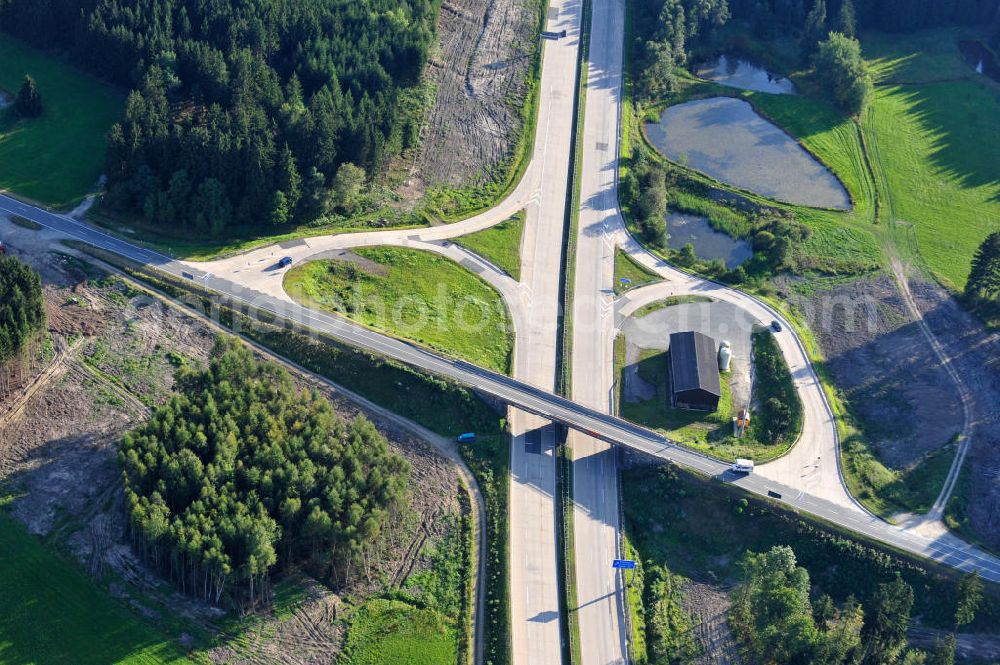 Aerial photograph Dittersdorf - Bauwerke und Streckenführung der BAB Bundesautobahn A9 mit bisher vier Fahrstreifen. Derzeit laufen Vorbereitungsarbeiten für den sechsspurigen Ausbau der Autobahn 9 zwischen Triptis und Schleiz durch das deutsch-französisches Konsortium EUROVIA VINCI. Es ist das letzte Projekt im Rahmen des Verkehrsprojekt Deutsche Einheit Nummer zwölf der DEGES. Buildings and route of the motorway A9.