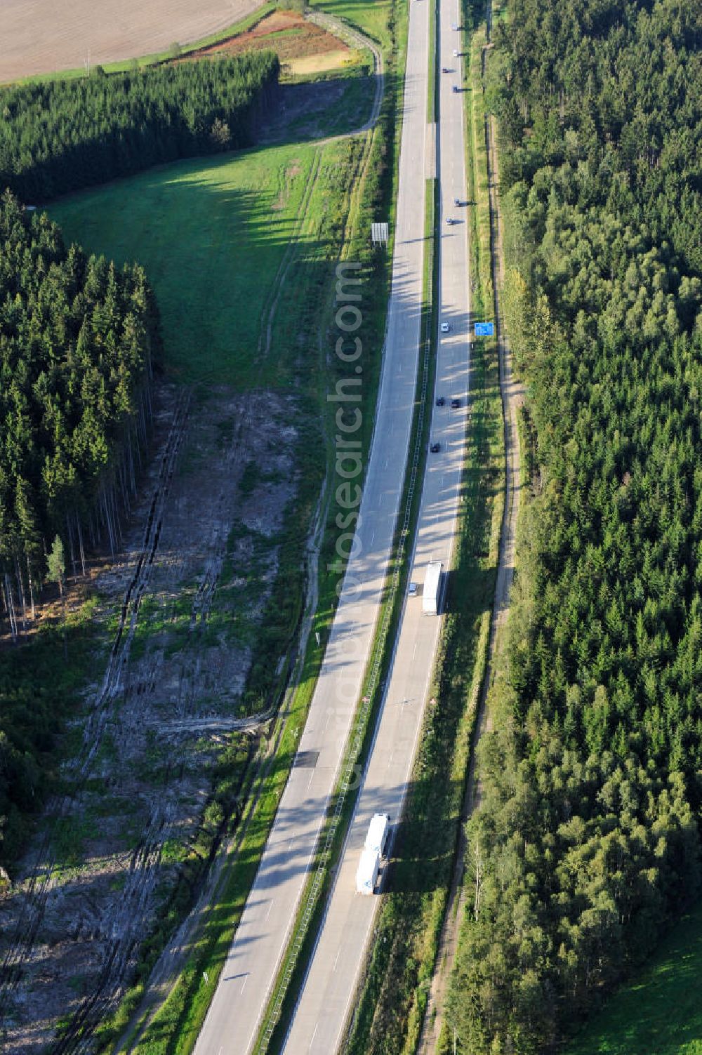 Dittersdorf from above - Bauwerke und Streckenführung der BAB Bundesautobahn A9 mit bisher vier Fahrstreifen. Derzeit laufen Vorbereitungsarbeiten für den sechsspurigen Ausbau der Autobahn 9 zwischen Triptis und Schleiz durch das deutsch-französisches Konsortium EUROVIA VINCI. Es ist das letzte Projekt im Rahmen des Verkehrsprojekt Deutsche Einheit Nummer zwölf der DEGES. Buildings and route of the motorway A9.