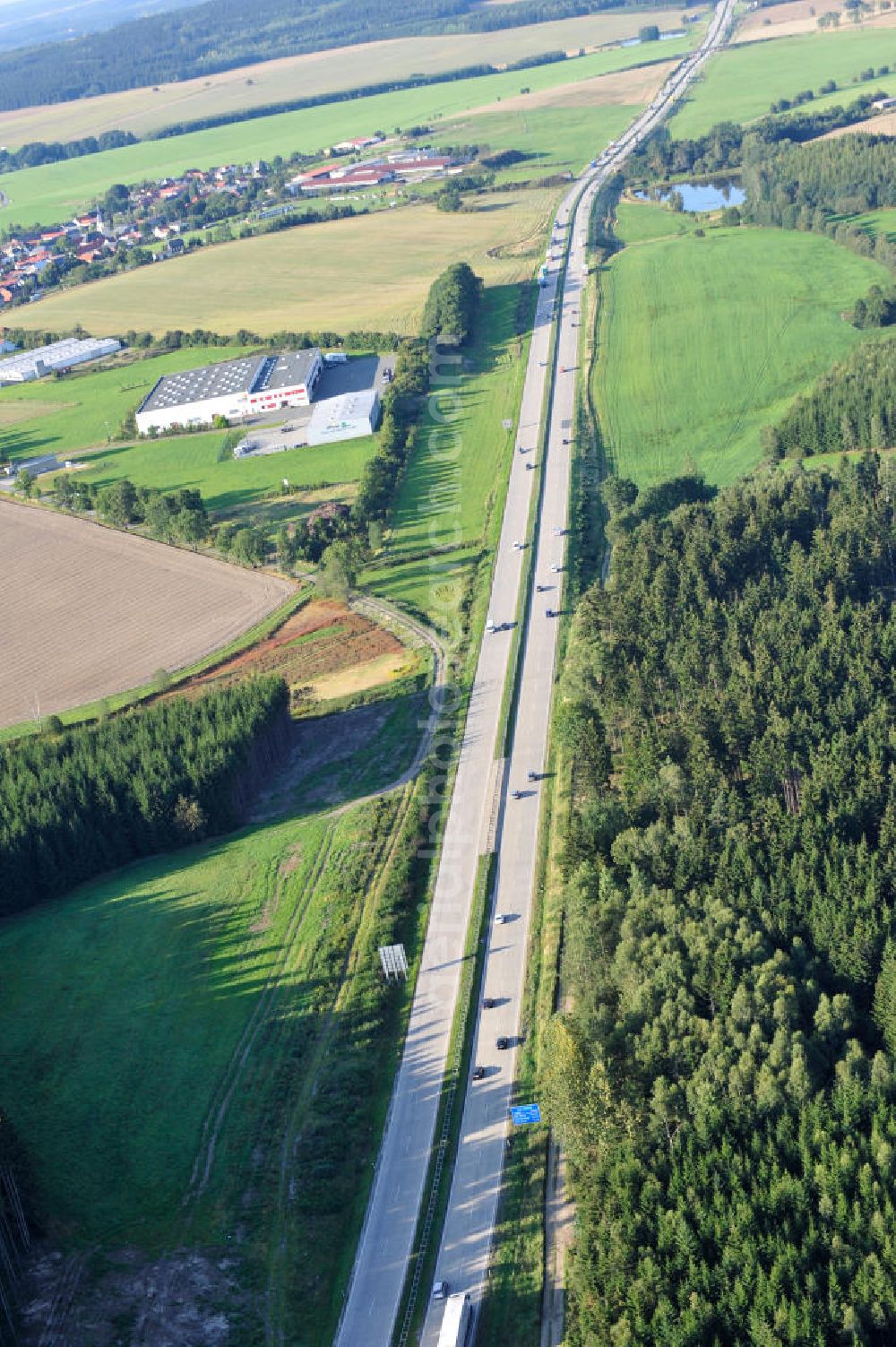 Dittersdorf from the bird's eye view: Bauwerke und Streckenführung der BAB Bundesautobahn A9 mit bisher vier Fahrstreifen. Derzeit laufen Vorbereitungsarbeiten für den sechsspurigen Ausbau der Autobahn 9 zwischen Triptis und Schleiz durch das deutsch-französisches Konsortium EUROVIA VINCI. Es ist das letzte Projekt im Rahmen des Verkehrsprojekt Deutsche Einheit Nummer zwölf der DEGES. Buildings and route of the motorway A9.