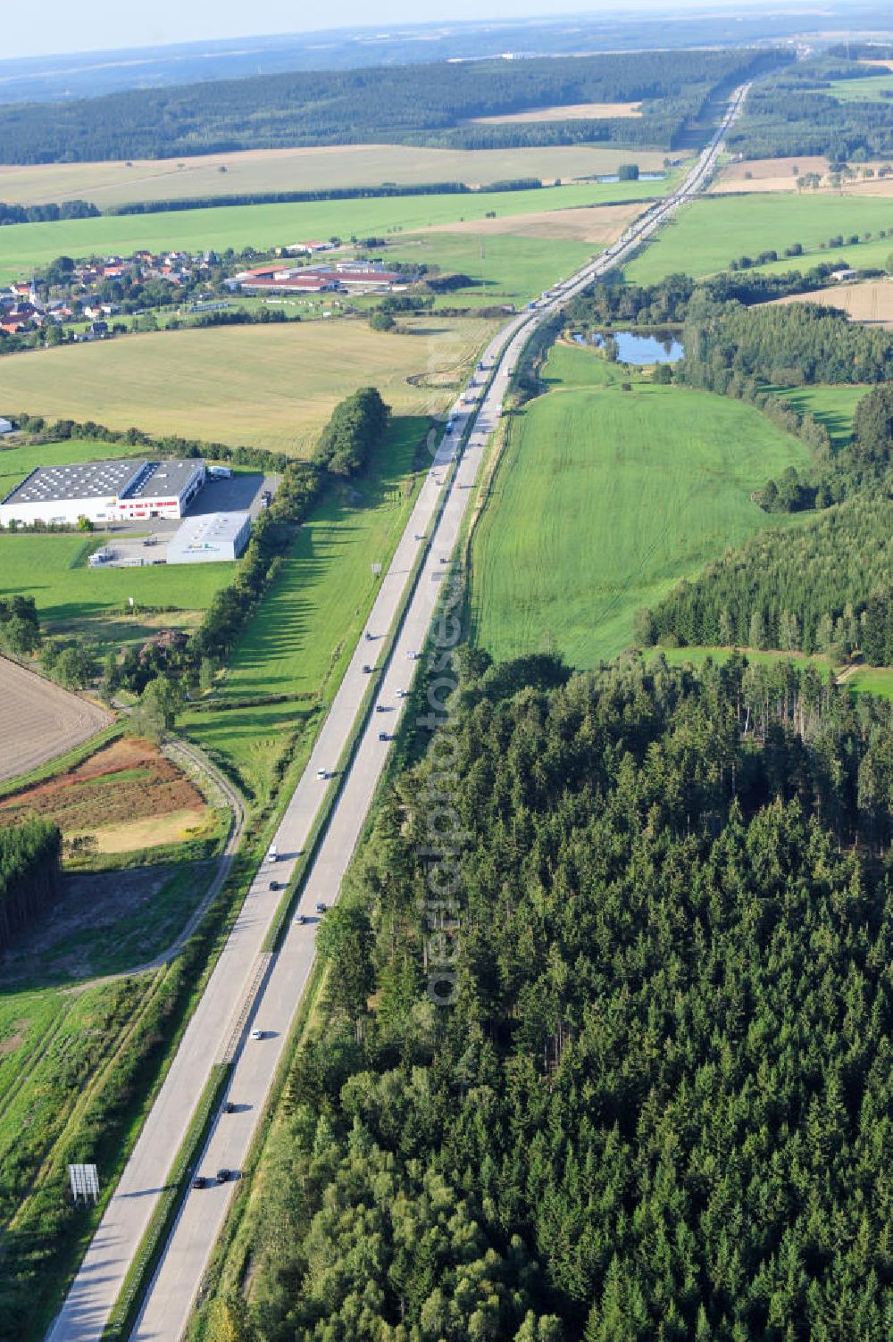 Aerial image Dittersdorf - Bauwerke und Streckenführung der BAB Bundesautobahn A9 mit bisher vier Fahrstreifen. Derzeit laufen Vorbereitungsarbeiten für den sechsspurigen Ausbau der Autobahn 9 zwischen Triptis und Schleiz durch das deutsch-französisches Konsortium EUROVIA VINCI. Es ist das letzte Projekt im Rahmen des Verkehrsprojekt Deutsche Einheit Nummer zwölf der DEGES. Buildings and route of the motorway A9.