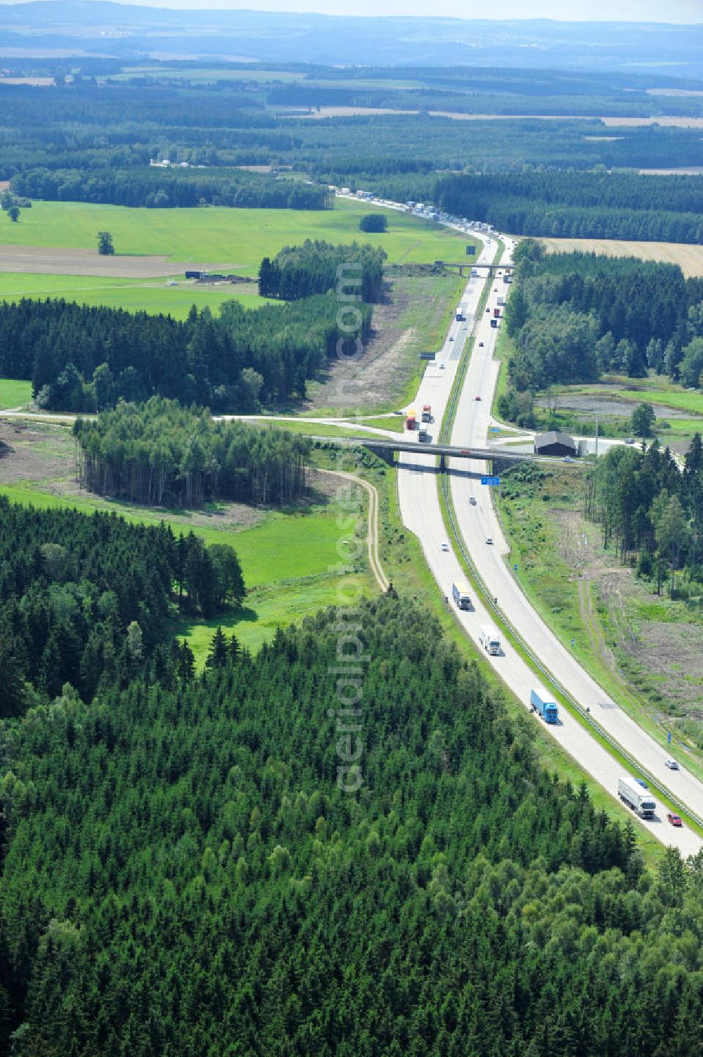 Aerial image Dittersdorf - Bauwerke und Streckenführung der BAB Bundesautobahn A9 mit bisher vier Fahrstreifen. Derzeit laufen Vorbereitungsarbeiten für den sechsspurigen Ausbau der Autobahn 9 zwischen Triptis und Schleiz durch das deutsch-französisches Konsortium EUROVIA VINCI. Es ist das letzte Projekt im Rahmen des Verkehrsprojekt Deutsche Einheit Nummer zwölf der DEGES. Buildings and route of the motorway A9.