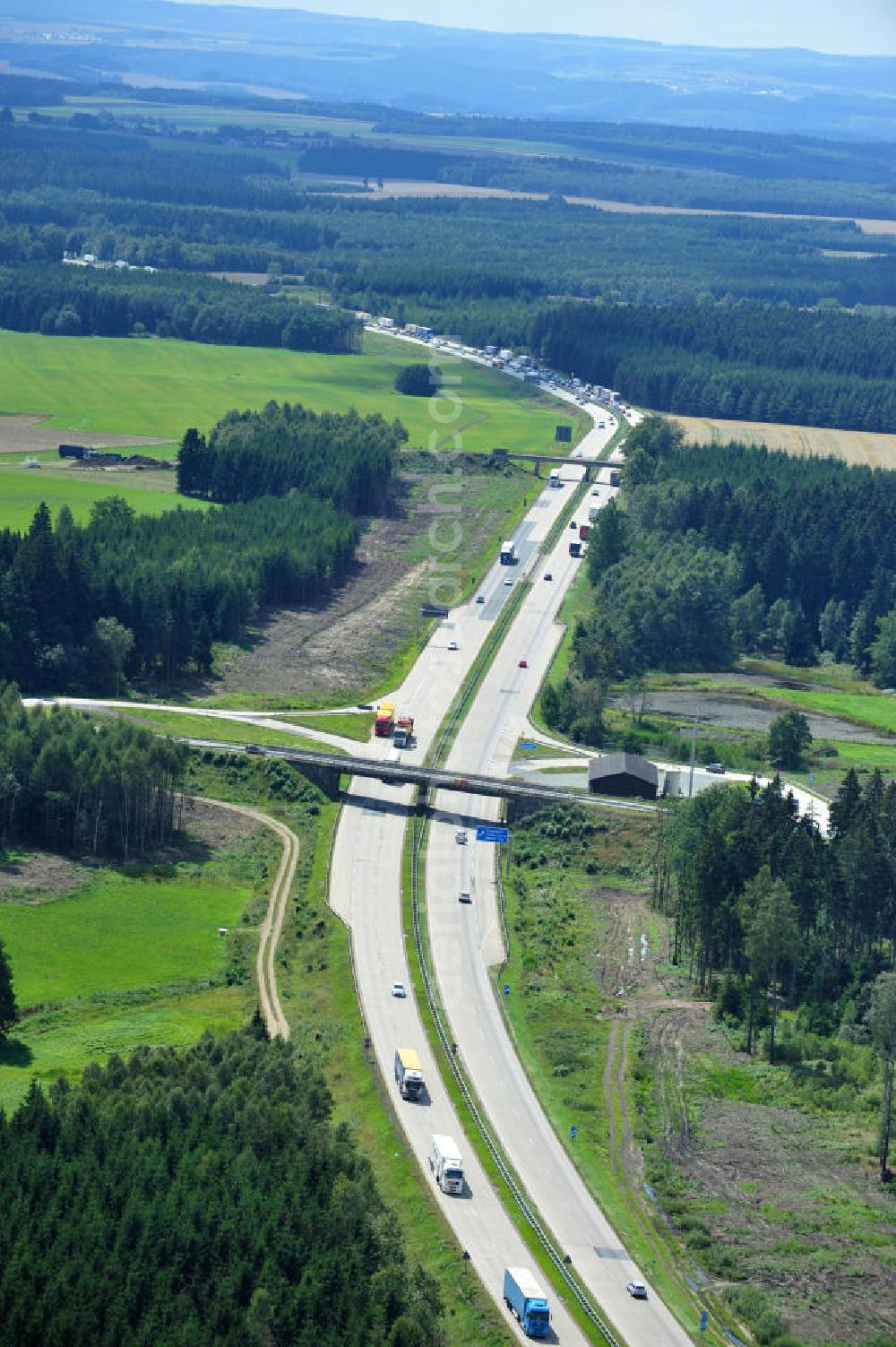 Aerial photograph Dittersdorf - Bauwerke und Streckenführung der BAB Bundesautobahn A9 mit bisher vier Fahrstreifen. Derzeit laufen Vorbereitungsarbeiten für den sechsspurigen Ausbau der Autobahn 9 zwischen Triptis und Schleiz durch das deutsch-französisches Konsortium EUROVIA VINCI. Es ist das letzte Projekt im Rahmen des Verkehrsprojekt Deutsche Einheit Nummer zwölf der DEGES. Buildings and route of the motorway A9.