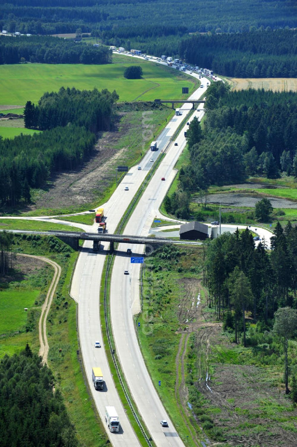 Dittersdorf from above - Bauwerke und Streckenführung der BAB Bundesautobahn A9 mit bisher vier Fahrstreifen. Derzeit laufen Vorbereitungsarbeiten für den sechsspurigen Ausbau der Autobahn 9 zwischen Triptis und Schleiz durch das deutsch-französisches Konsortium EUROVIA VINCI. Es ist das letzte Projekt im Rahmen des Verkehrsprojekt Deutsche Einheit Nummer zwölf der DEGES. Buildings and route of the motorway A9.