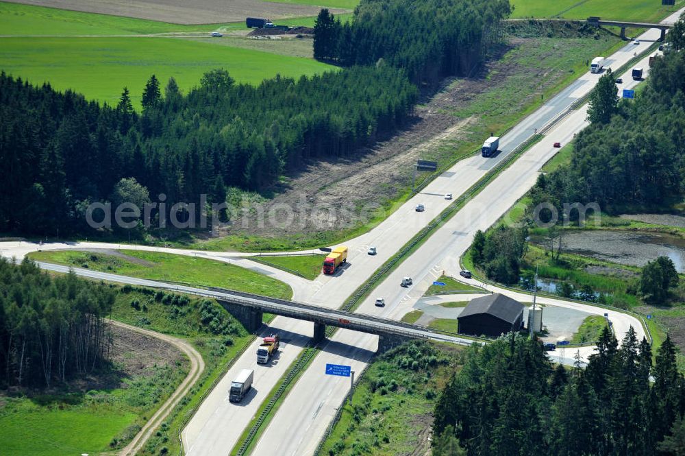 Dittersdorf from the bird's eye view: Bauwerke und Streckenführung der BAB Bundesautobahn A9 mit bisher vier Fahrstreifen. Derzeit laufen Vorbereitungsarbeiten für den sechsspurigen Ausbau der Autobahn 9 zwischen Triptis und Schleiz durch das deutsch-französisches Konsortium EUROVIA VINCI. Es ist das letzte Projekt im Rahmen des Verkehrsprojekt Deutsche Einheit Nummer zwölf der DEGES. Buildings and route of the motorway A9.