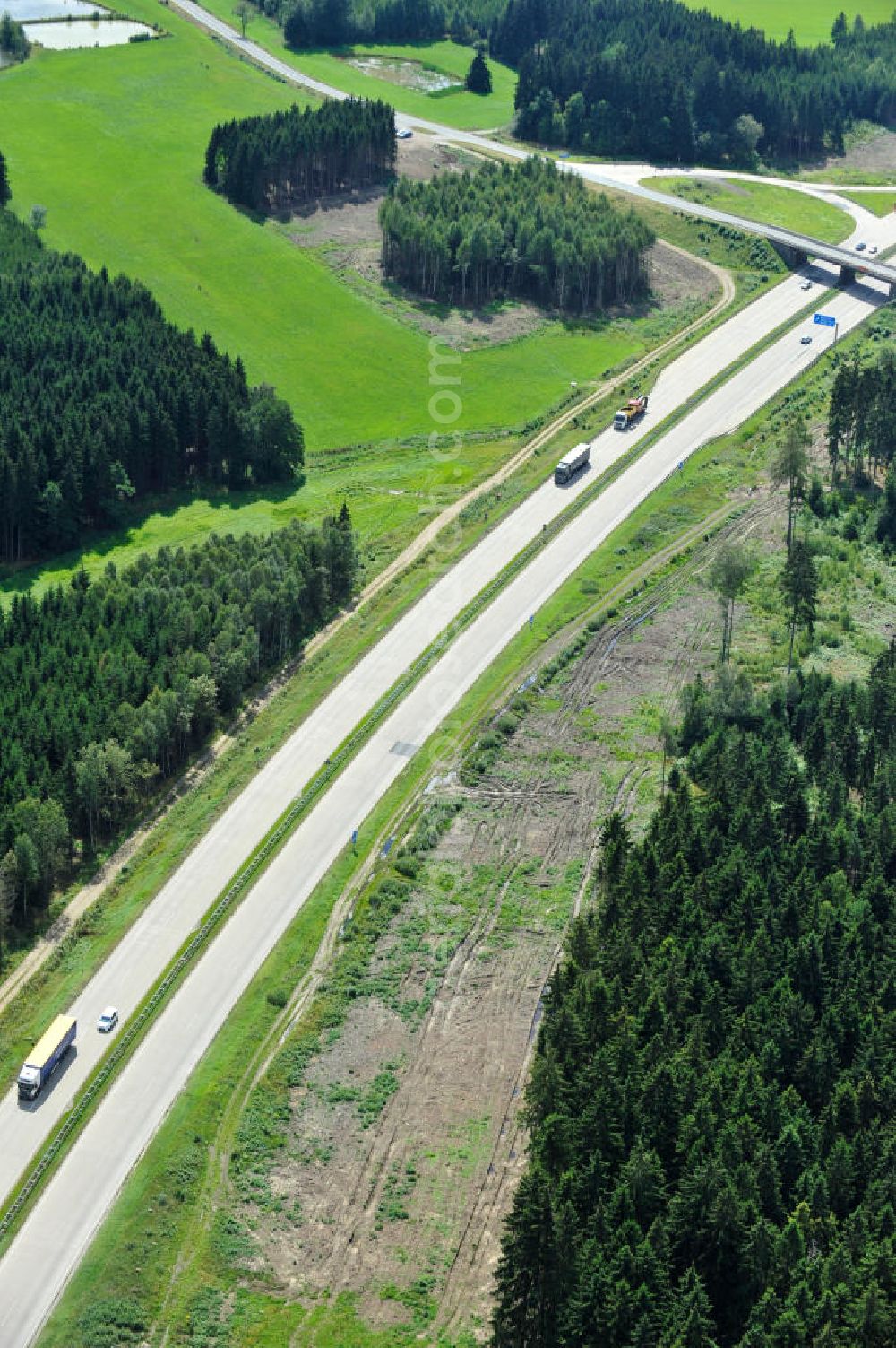 Aerial image Dittersdorf - Bauwerke und Streckenführung der BAB Bundesautobahn A9 mit bisher vier Fahrstreifen. Derzeit laufen Vorbereitungsarbeiten für den sechsspurigen Ausbau der Autobahn 9 zwischen Triptis und Schleiz durch das deutsch-französisches Konsortium EUROVIA VINCI. Es ist das letzte Projekt im Rahmen des Verkehrsprojekt Deutsche Einheit Nummer zwölf der DEGES. Buildings and route of the motorway A9.