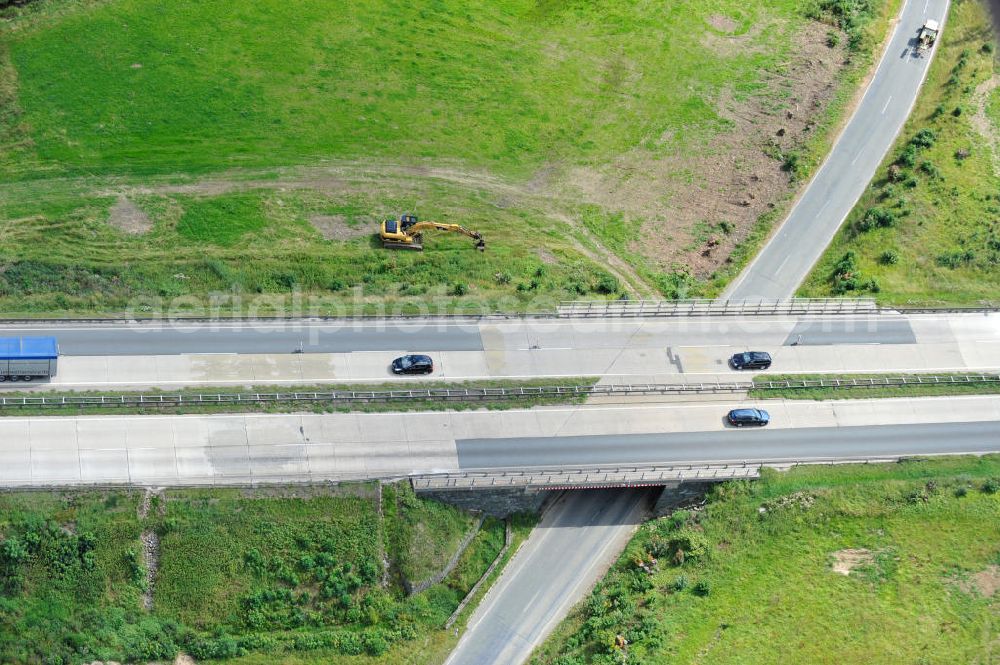 Aerial photograph Görkwitz - Bauwerke und Streckenführung der BAB Bundesautobahn A9 mit bisher vier Fahrstreifen. Derzeit laufen Vorbereitungsarbeiten für den sechsspurigen Ausbau der Autobahn 9 zwischen Triptis und Schleiz durch das deutsch-französisches Konsortium EUROVIA VINCI. Es ist das letzte Projekt im Rahmen des Verkehrsprojekt Deutsche Einheit Nummer zwölf der DEGES. Buildings and route of the motorway A9.