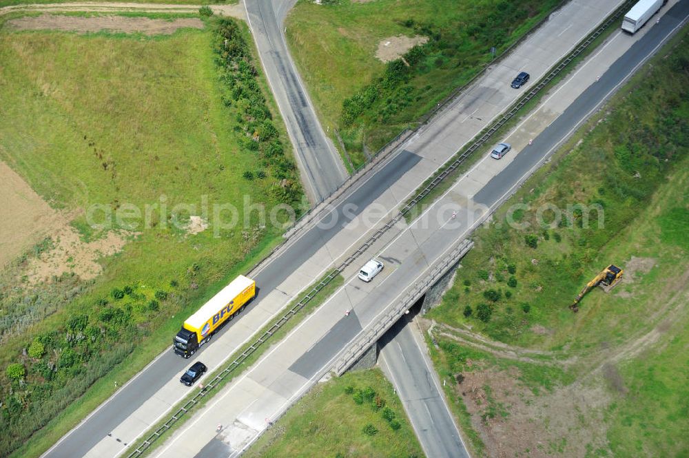 Görkwitz from above - Bauwerke und Streckenführung der BAB Bundesautobahn A9 mit bisher vier Fahrstreifen. Derzeit laufen Vorbereitungsarbeiten für den sechsspurigen Ausbau der Autobahn 9 zwischen Triptis und Schleiz durch das deutsch-französisches Konsortium EUROVIA VINCI. Es ist das letzte Projekt im Rahmen des Verkehrsprojekt Deutsche Einheit Nummer zwölf der DEGES. Buildings and route of the motorway A9.