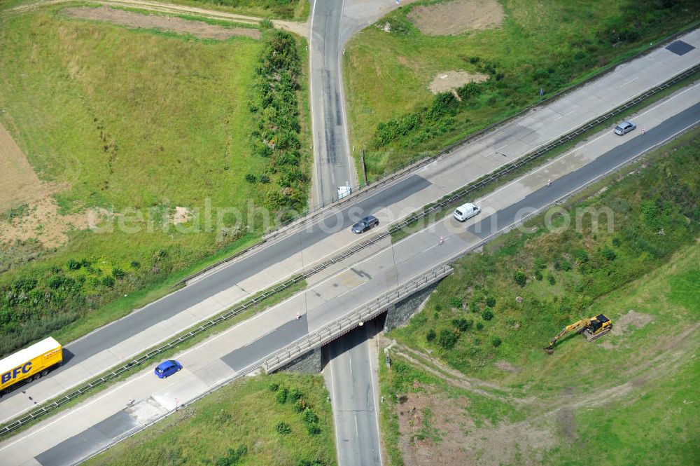 Görkwitz from the bird's eye view: Bauwerke und Streckenführung der BAB Bundesautobahn A9 mit bisher vier Fahrstreifen. Derzeit laufen Vorbereitungsarbeiten für den sechsspurigen Ausbau der Autobahn 9 zwischen Triptis und Schleiz durch das deutsch-französisches Konsortium EUROVIA VINCI. Es ist das letzte Projekt im Rahmen des Verkehrsprojekt Deutsche Einheit Nummer zwölf der DEGES. Buildings and route of the motorway A9.