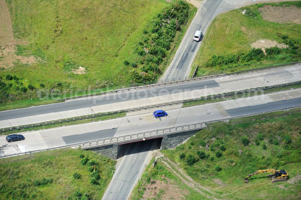 Aerial image Görkwitz - Bauwerke und Streckenführung der BAB Bundesautobahn A9 mit bisher vier Fahrstreifen. Derzeit laufen Vorbereitungsarbeiten für den sechsspurigen Ausbau der Autobahn 9 zwischen Triptis und Schleiz durch das deutsch-französisches Konsortium EUROVIA VINCI. Es ist das letzte Projekt im Rahmen des Verkehrsprojekt Deutsche Einheit Nummer zwölf der DEGES. Buildings and route of the motorway A9.