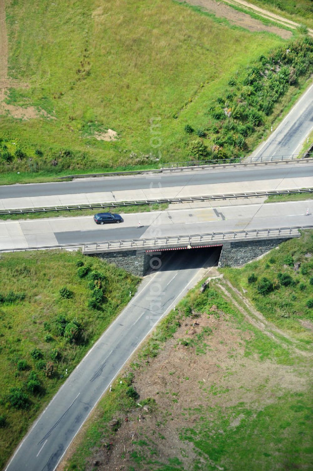 Aerial photograph Görkwitz - Bauwerke und Streckenführung der BAB Bundesautobahn A9 mit bisher vier Fahrstreifen. Derzeit laufen Vorbereitungsarbeiten für den sechsspurigen Ausbau der Autobahn 9 zwischen Triptis und Schleiz durch das deutsch-französisches Konsortium EUROVIA VINCI. Es ist das letzte Projekt im Rahmen des Verkehrsprojekt Deutsche Einheit Nummer zwölf der DEGES. Buildings and route of the motorway A9.