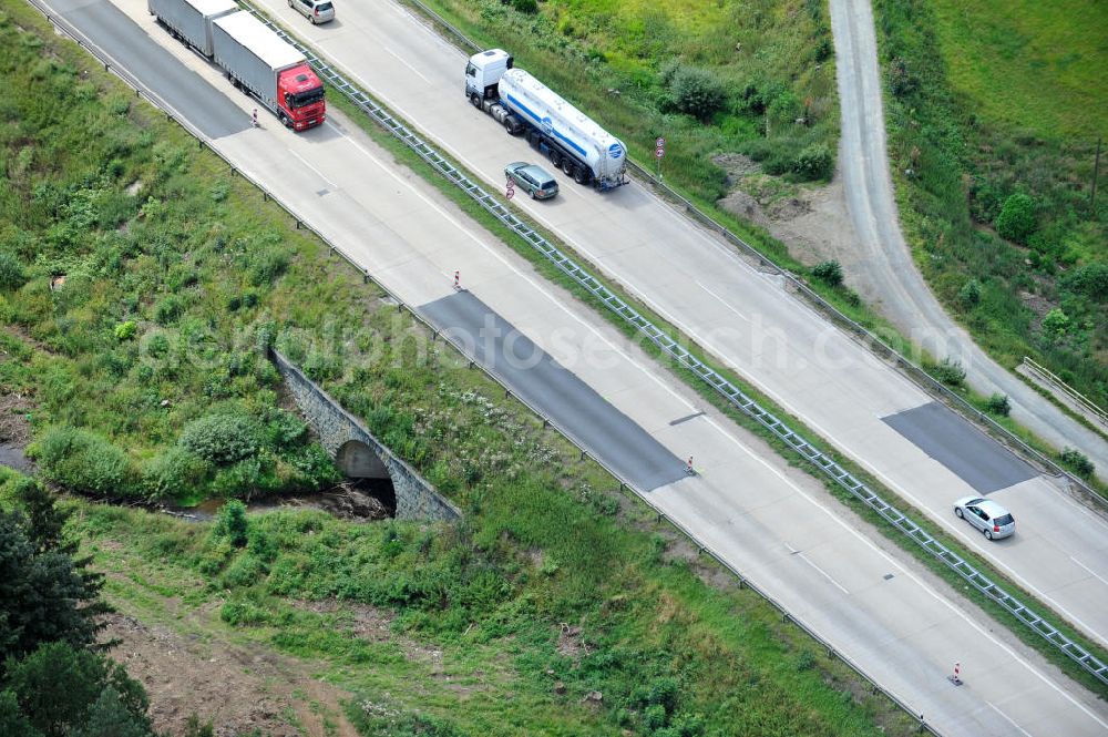 Görkwitz from above - Bauwerke und Streckenführung der BAB Bundesautobahn A9 mit bisher vier Fahrstreifen. Derzeit laufen Vorbereitungsarbeiten für den sechsspurigen Ausbau der Autobahn 9 zwischen Triptis und Schleiz durch das deutsch-französisches Konsortium EUROVIA VINCI. Es ist das letzte Projekt im Rahmen des Verkehrsprojekt Deutsche Einheit Nummer zwölf der DEGES. Buildings and route of the motorway A9.