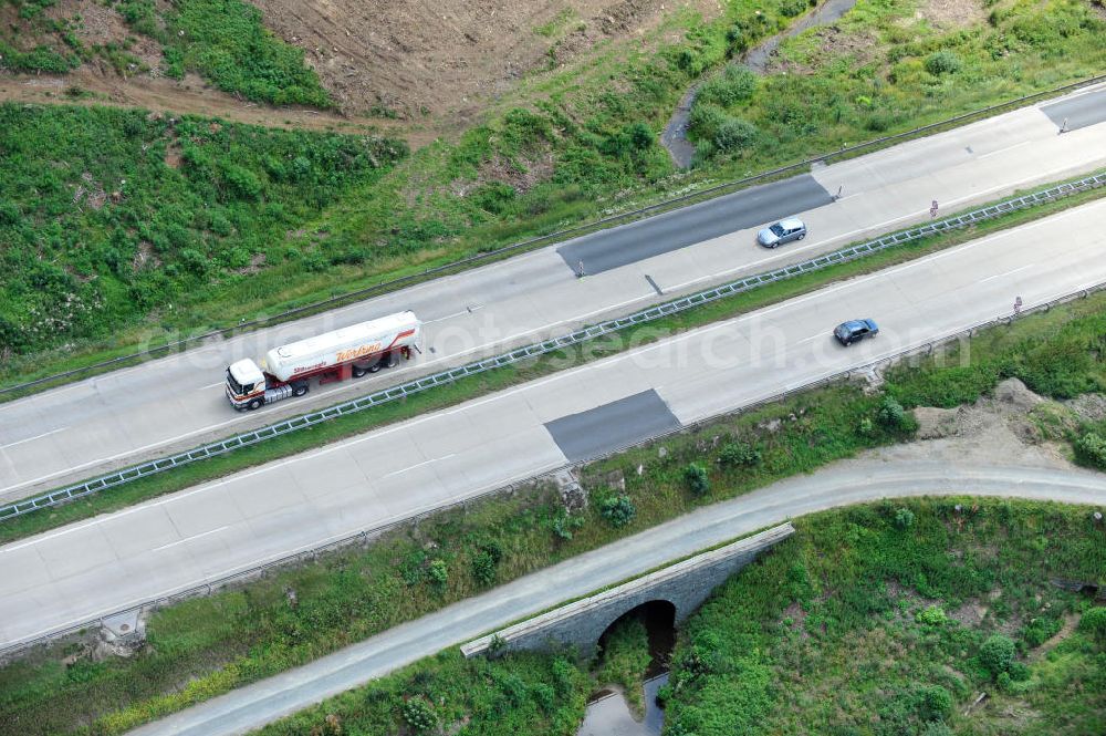 Görkwitz from the bird's eye view: Bauwerke und Streckenführung der BAB Bundesautobahn A9 mit bisher vier Fahrstreifen. Derzeit laufen Vorbereitungsarbeiten für den sechsspurigen Ausbau der Autobahn 9 zwischen Triptis und Schleiz durch das deutsch-französisches Konsortium EUROVIA VINCI. Es ist das letzte Projekt im Rahmen des Verkehrsprojekt Deutsche Einheit Nummer zwölf der DEGES. Buildings and route of the motorway A9.