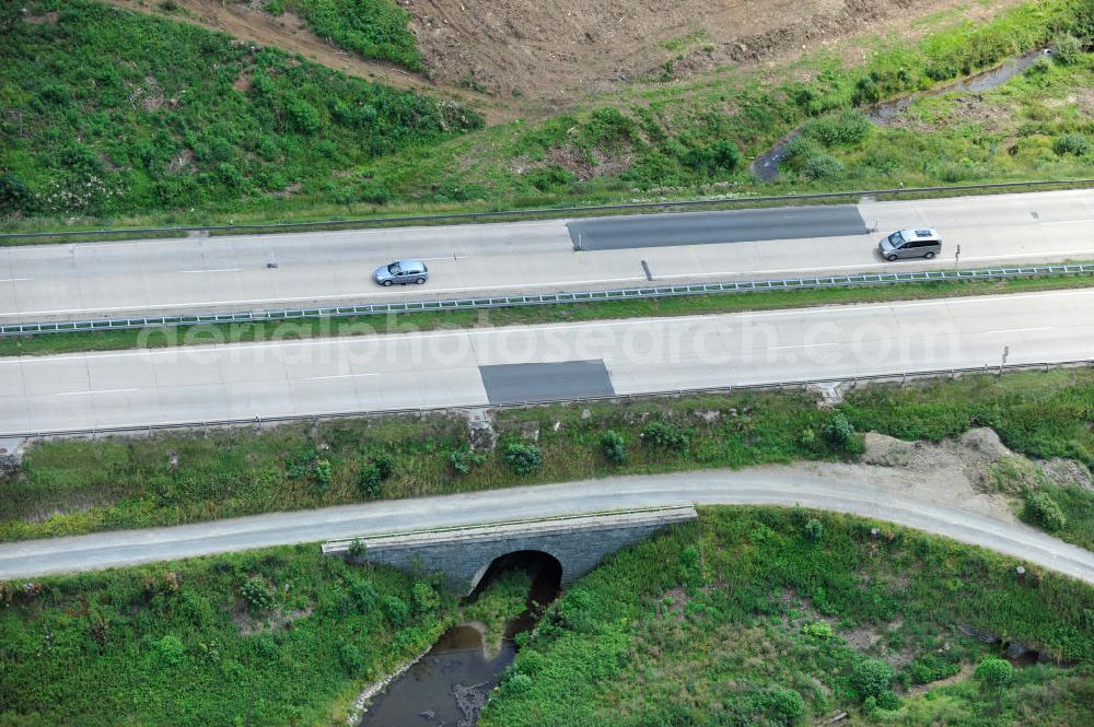 Aerial image Görkwitz - Bauwerke und Streckenführung der BAB Bundesautobahn A9 mit bisher vier Fahrstreifen. Derzeit laufen Vorbereitungsarbeiten für den sechsspurigen Ausbau der Autobahn 9 zwischen Triptis und Schleiz durch das deutsch-französisches Konsortium EUROVIA VINCI. Es ist das letzte Projekt im Rahmen des Verkehrsprojekt Deutsche Einheit Nummer zwölf der DEGES. Buildings and route of the motorway A9.