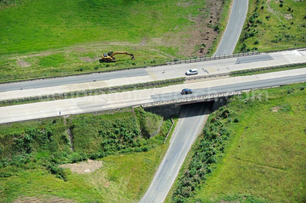 Aerial photograph Görkwitz - Bauwerke und Streckenführung der BAB Bundesautobahn A9 mit bisher vier Fahrstreifen. Derzeit laufen Vorbereitungsarbeiten für den sechsspurigen Ausbau der Autobahn 9 zwischen Triptis und Schleiz durch das deutsch-französisches Konsortium EUROVIA VINCI. Es ist das letzte Projekt im Rahmen des Verkehrsprojekt Deutsche Einheit Nummer zwölf der DEGES. Buildings and route of the motorway A9.