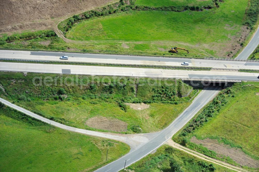 Görkwitz from above - Bauwerke und Streckenführung der BAB Bundesautobahn A9 mit bisher vier Fahrstreifen. Derzeit laufen Vorbereitungsarbeiten für den sechsspurigen Ausbau der Autobahn 9 zwischen Triptis und Schleiz durch das deutsch-französisches Konsortium EUROVIA VINCI. Es ist das letzte Projekt im Rahmen des Verkehrsprojekt Deutsche Einheit Nummer zwölf der DEGES. Buildings and route of the motorway A9.