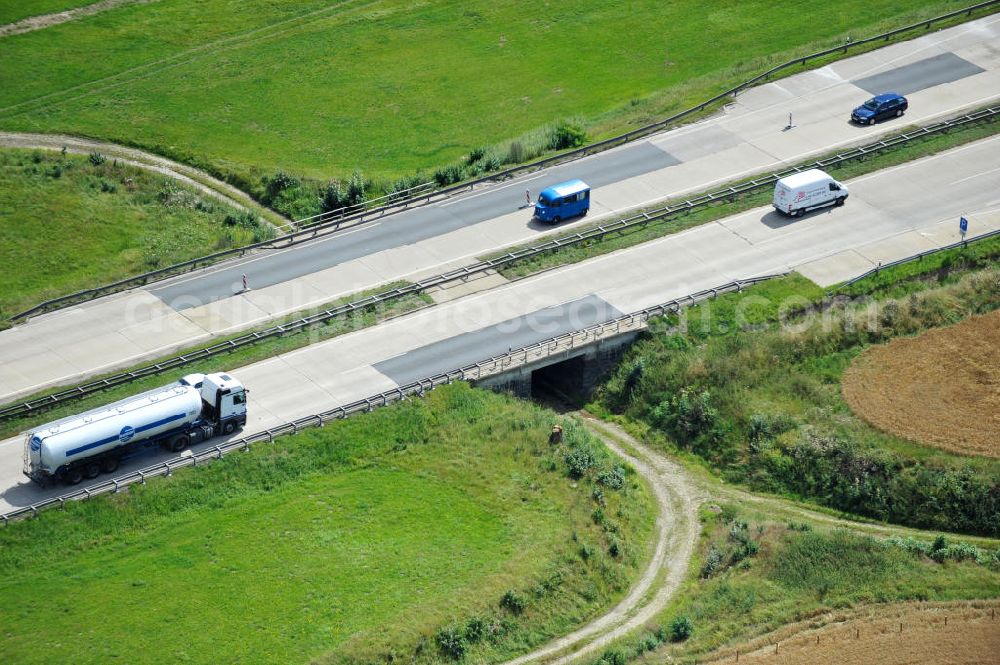 Görkwitz from the bird's eye view: Bauwerke und Streckenführung der BAB Bundesautobahn A9 mit bisher vier Fahrstreifen. Derzeit laufen Vorbereitungsarbeiten für den sechsspurigen Ausbau der Autobahn 9 zwischen Triptis und Schleiz durch das deutsch-französisches Konsortium EUROVIA VINCI. Es ist das letzte Projekt im Rahmen des Verkehrsprojekt Deutsche Einheit Nummer zwölf der DEGES. Buildings and route of the motorway A9.