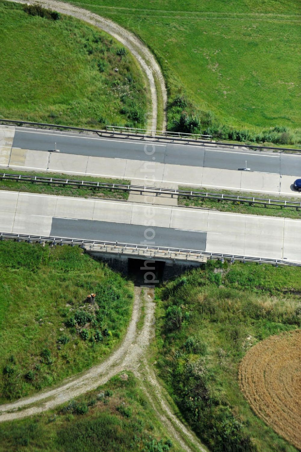 Aerial image Görkwitz - Bauwerke und Streckenführung der BAB Bundesautobahn A9 mit bisher vier Fahrstreifen. Derzeit laufen Vorbereitungsarbeiten für den sechsspurigen Ausbau der Autobahn 9 zwischen Triptis und Schleiz durch das deutsch-französisches Konsortium EUROVIA VINCI. Es ist das letzte Projekt im Rahmen des Verkehrsprojekt Deutsche Einheit Nummer zwölf der DEGES. Buildings and route of the motorway A9.