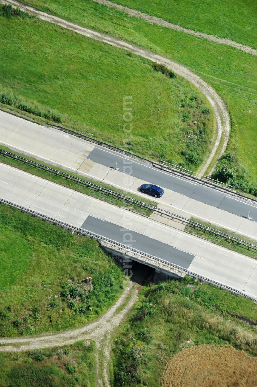 Aerial photograph Görkwitz - Bauwerke und Streckenführung der BAB Bundesautobahn A9 mit bisher vier Fahrstreifen. Derzeit laufen Vorbereitungsarbeiten für den sechsspurigen Ausbau der Autobahn 9 zwischen Triptis und Schleiz durch das deutsch-französisches Konsortium EUROVIA VINCI. Es ist das letzte Projekt im Rahmen des Verkehrsprojekt Deutsche Einheit Nummer zwölf der DEGES. Buildings and route of the motorway A9.