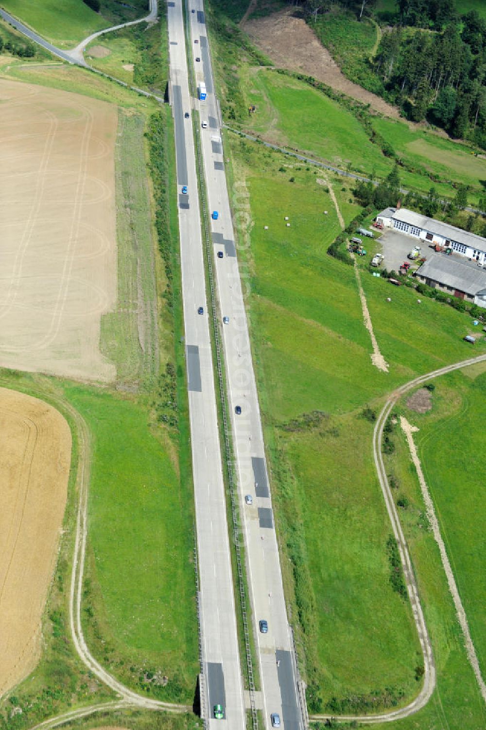 Görkwitz from above - Bauwerke und Streckenführung der BAB Bundesautobahn A9 mit bisher vier Fahrstreifen. Derzeit laufen Vorbereitungsarbeiten für den sechsspurigen Ausbau der Autobahn 9 zwischen Triptis und Schleiz durch das deutsch-französisches Konsortium EUROVIA VINCI. Es ist das letzte Projekt im Rahmen des Verkehrsprojekt Deutsche Einheit Nummer zwölf der DEGES. Buildings and route of the motorway A9.