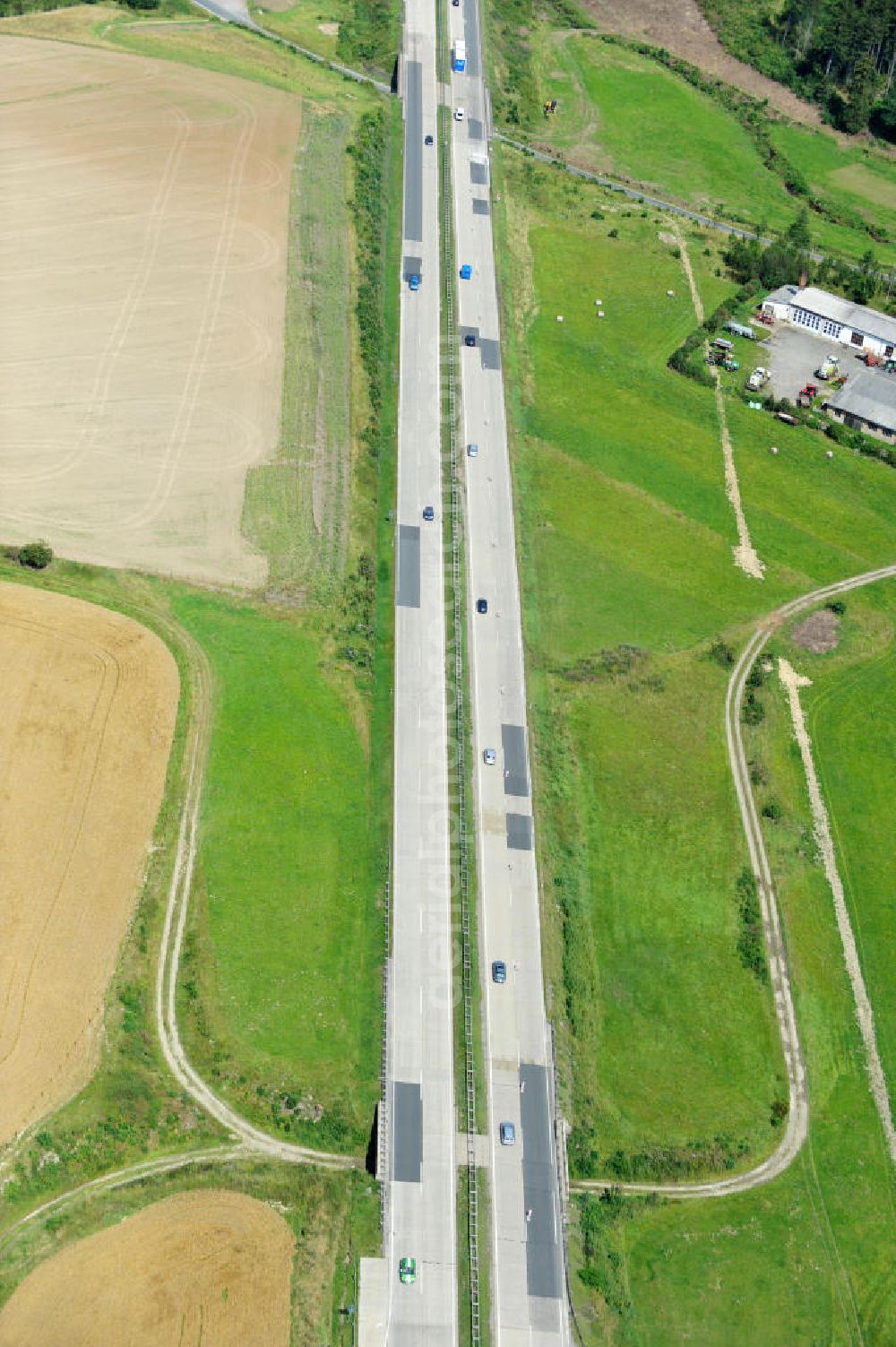 Görkwitz from the bird's eye view: Bauwerke und Streckenführung der BAB Bundesautobahn A9 mit bisher vier Fahrstreifen. Derzeit laufen Vorbereitungsarbeiten für den sechsspurigen Ausbau der Autobahn 9 zwischen Triptis und Schleiz durch das deutsch-französisches Konsortium EUROVIA VINCI. Es ist das letzte Projekt im Rahmen des Verkehrsprojekt Deutsche Einheit Nummer zwölf der DEGES. Buildings and route of the motorway A9.