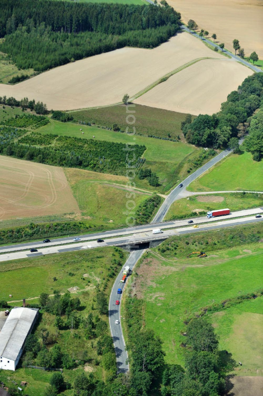 Aerial image Görkwitz - Bauwerke und Streckenführung der BAB Bundesautobahn A9 mit bisher vier Fahrstreifen. Derzeit laufen Vorbereitungsarbeiten für den sechsspurigen Ausbau der Autobahn 9 zwischen Triptis und Schleiz durch das deutsch-französisches Konsortium EUROVIA VINCI. Es ist das letzte Projekt im Rahmen des Verkehrsprojekt Deutsche Einheit Nummer zwölf der DEGES. Buildings and route of the motorway A9.