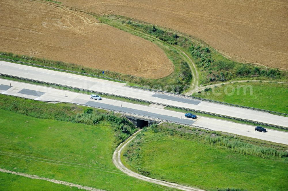 Aerial photograph Görkwitz - Bauwerke und Streckenführung der BAB Bundesautobahn A9 mit bisher vier Fahrstreifen. Derzeit laufen Vorbereitungsarbeiten für den sechsspurigen Ausbau der Autobahn 9 zwischen Triptis und Schleiz durch das deutsch-französisches Konsortium EUROVIA VINCI. Es ist das letzte Projekt im Rahmen des Verkehrsprojekt Deutsche Einheit Nummer zwölf der DEGES. Buildings and route of the motorway A9.