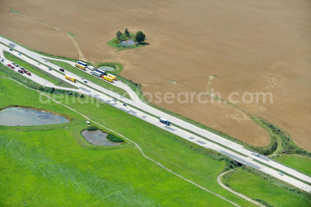 Görkwitz from above - Bauwerke und Streckenführung der BAB Bundesautobahn A9 mit bisher vier Fahrstreifen. Derzeit laufen Vorbereitungsarbeiten für den sechsspurigen Ausbau der Autobahn 9 zwischen Triptis und Schleiz durch das deutsch-französisches Konsortium EUROVIA VINCI. Es ist das letzte Projekt im Rahmen des Verkehrsprojekt Deutsche Einheit Nummer zwölf der DEGES. Buildings and route of the motorway A9.