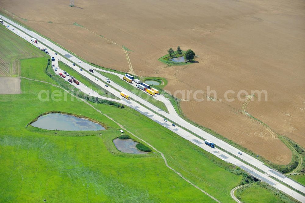 Görkwitz from the bird's eye view: Bauwerke und Streckenführung der BAB Bundesautobahn A9 mit bisher vier Fahrstreifen. Derzeit laufen Vorbereitungsarbeiten für den sechsspurigen Ausbau der Autobahn 9 zwischen Triptis und Schleiz durch das deutsch-französisches Konsortium EUROVIA VINCI. Es ist das letzte Projekt im Rahmen des Verkehrsprojekt Deutsche Einheit Nummer zwölf der DEGES. Buildings and route of the motorway A9.