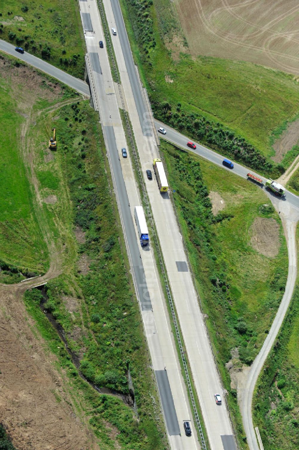 Aerial image Görkwitz - Bauwerke und Streckenführung der BAB Bundesautobahn A9 mit bisher vier Fahrstreifen. Derzeit laufen Vorbereitungsarbeiten für den sechsspurigen Ausbau der Autobahn 9 zwischen Triptis und Schleiz durch das deutsch-französisches Konsortium EUROVIA VINCI. Es ist das letzte Projekt im Rahmen des Verkehrsprojekt Deutsche Einheit Nummer zwölf der DEGES. Buildings and route of the motorway A9.