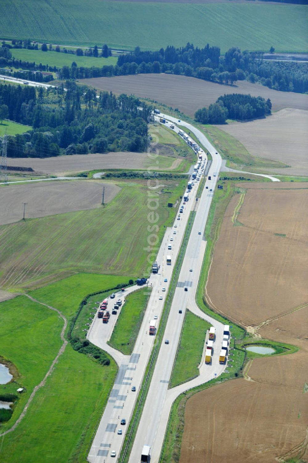 Aerial photograph Görkwitz - Bauwerke und Streckenführung der BAB Bundesautobahn A9 mit bisher vier Fahrstreifen. Derzeit laufen Vorbereitungsarbeiten für den sechsspurigen Ausbau der Autobahn 9 zwischen Triptis und Schleiz durch das deutsch-französisches Konsortium EUROVIA VINCI. Es ist das letzte Projekt im Rahmen des Verkehrsprojekt Deutsche Einheit Nummer zwölf der DEGES. Buildings and route of the motorway A9.